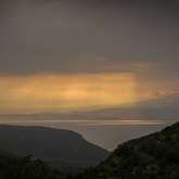 Regenwolken über Thassos mit eiem Meer aus Lichtstrahlen über dem Festland