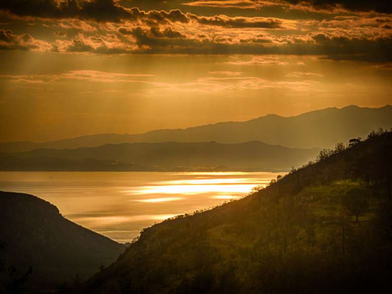 Goldener Sonnenuntergang mit einem Fächer aus Lichtstrahlen über dem Meer vor Thassos