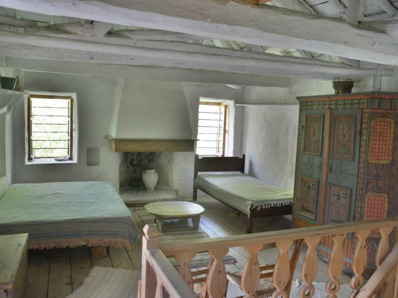 Schlafzimmer 1 mit 2 Betten und niederbayrischem Bauernschrank