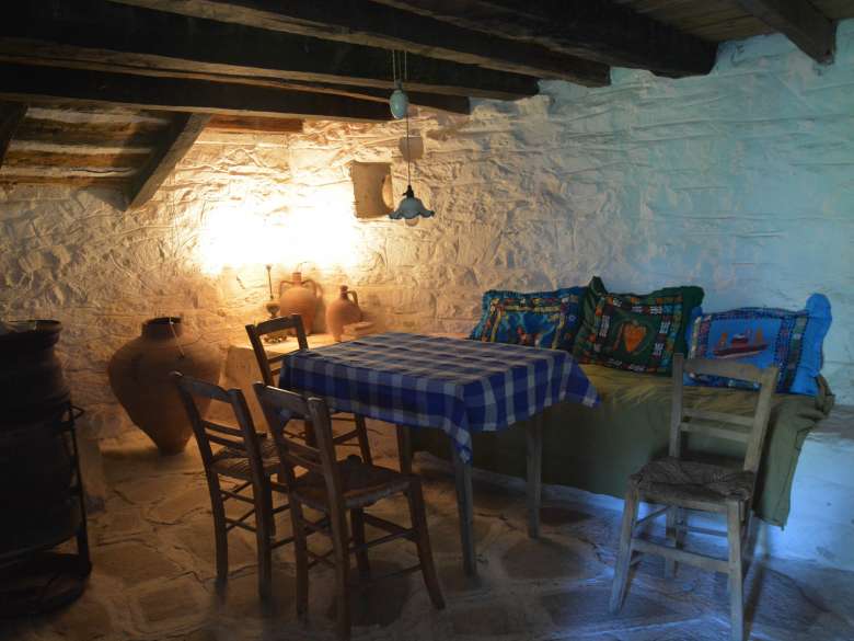 Zimmer im Erdgeschoss des Ferienhauses Karavousi