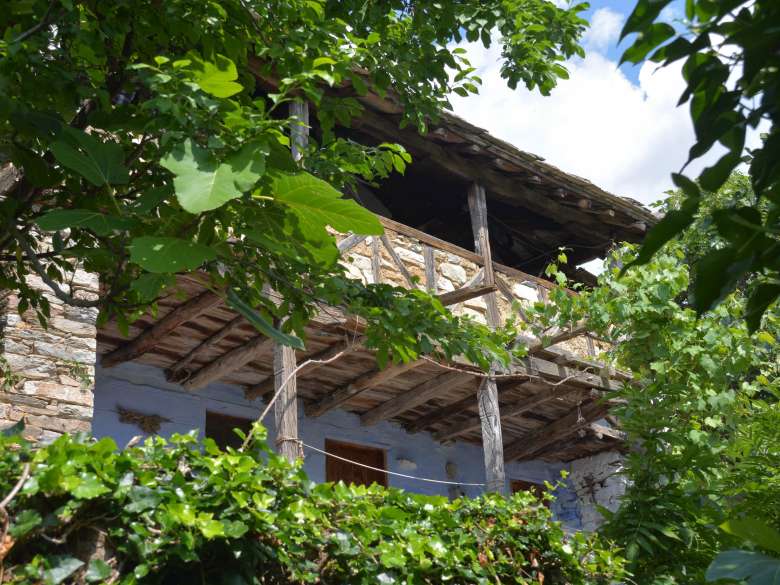 Ansicht Ferienhaus Karavousi vom Weg