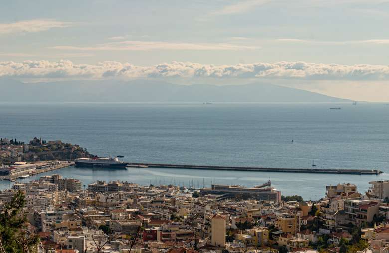 Die Stadt Kavala in Nordgriechenland mit der Insel Thassos im Hintergrund.