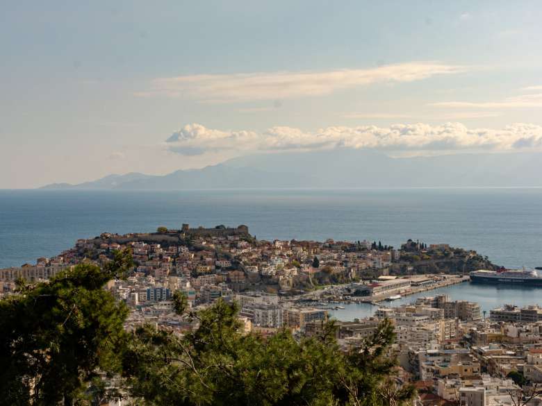 Wohnung in Kavala von privat zu verkaufen. Blick von der großen Terrasse zur Altstadt Panagia mit dem Castel und dem Aquedukt. Im Hintergrund liegt die Insel Thassos.