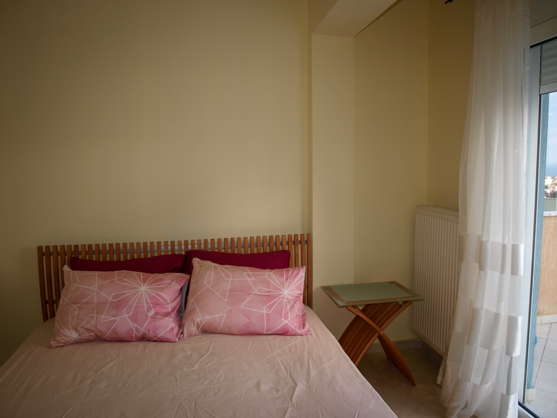 Großes Schlafzimmer 2 mit Meerblick und Zugang zur Terrasse.