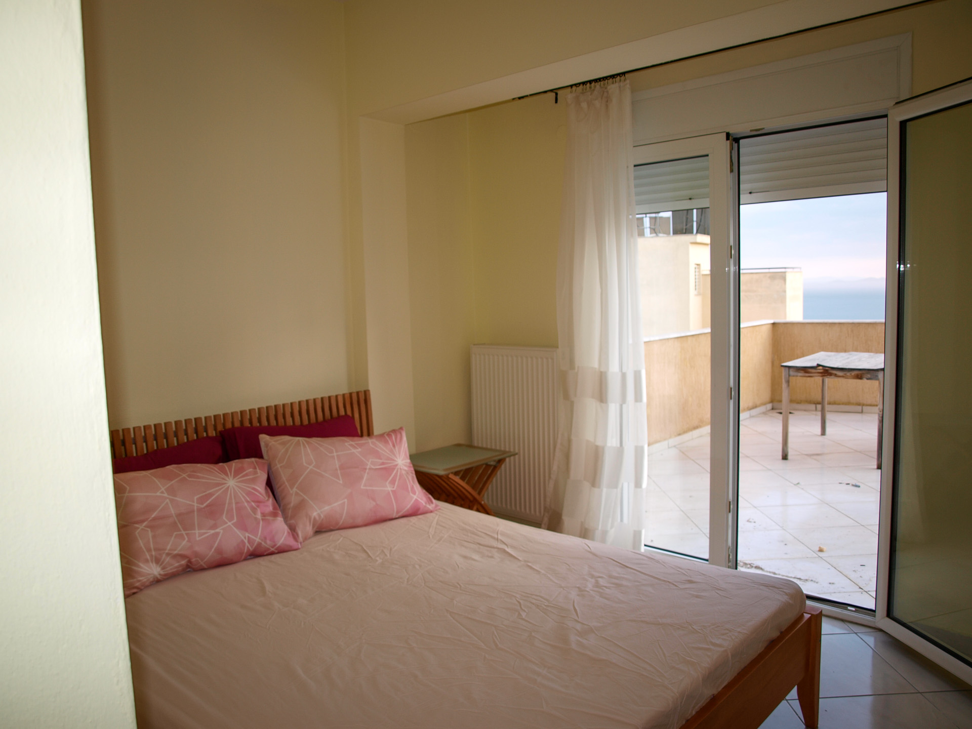 Wohnung in Kavala, Griechenland zu verkaufen. Großes Schlafzimmer mit Meerblick.